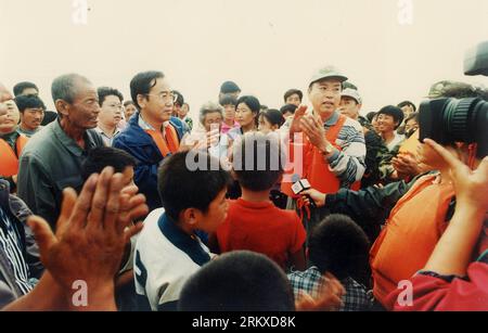 Bildnummer : 58948872 Datum : 20.08.1998 Copyright : imago/Xinhua TO MATCH:Profile : toujours garder à l'esprit -- Zhang Dejiang (110222) -- BEIJING, 22 février 2011 (Xinhua) -- une photo prise le 20 août 1998 montre Zhang Dejiang (à droite) en visite aux victimes des inondations pour diriger les travaux de secours en cas de catastrophe dans le canton de Gashigen, dans le comté de Zhenlai, dans le nord-est de la province de Jilin. (Xinhua) CHINA-LEADERSHIP-ZHANG DEJIANG-FILES (CN) PUBLICATIONxNOTxINxCHN People Politik China xsp x0x 2012 quer 58948872 Date 20 08 1998 Copyright Imago XINHUA pour correspondre aux profils toujours en gardant à l'esprit Zhang Dejiang Beijing F Banque D'Images