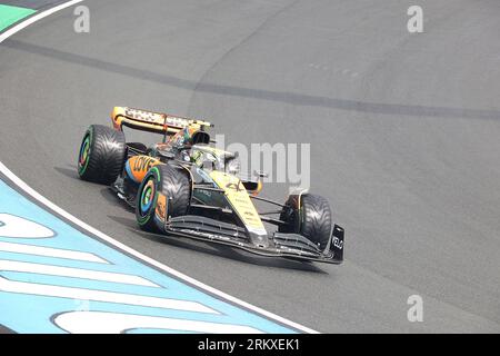 Zandvoort, pays-Bas. 26 août 2023. Sport automobile : Championnat du monde de Formule 1, Grand Prix des pays-Bas, 3e séance d'essais libres : Lando Norris de Grande-Bretagne de l'équipe McLaren dirige sa voiture autour de la piste de course. Le Grand Prix des pays-Bas aura lieu le 27 août 2023. Crédit : Hasan Bratic/dpa/Alamy Live News Banque D'Images