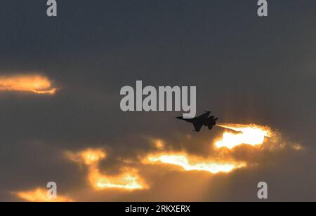 Bildnummer : 58953615 Datum : 27.12.2012 Copyright : imago/Xinhua (121227) -- BEERSHEVA (ISRAËL), 27 décembre 2012 (Xinhua) -- un avion de chasse F-16I de l'armée de l'air israélienne (IAF) participe à un spectacle aérien lors d'une cérémonie de remise des diplômes de pilotes militaires israéliens à la base Hatzerim de l'IAF près de Beersheva, au sud d'Israël, le 27 décembre 2012. (Xinhua/Yin Dongxun) ISRAËL-BEERSHEVA-REMISE DES DIPLÔMES PUBLICATIONxNOTxINxCHN Politik Militär Armee Luftwaffe Soldaten Entlassung Abschluss Flugzeug premiumd xmk x0x 2012 quer 58953615 Date 27 12 2012 Copyright Imago XINHUA Beersheva Israel DEC 27 2012 XINHUA to F 16I Fig Banque D'Images