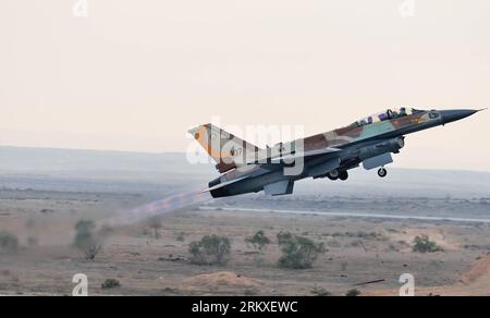 Bildnummer : 58953613 Datum : 27.12.2012 Copyright : imago/Xinhua (121227) -- BEERSHEVA (ISRAËL), 27 décembre 2012 (Xinhua) -- un avion de chasse F-16I de l'armée de l'air israélienne (IAF) décolle lors d'un spectacle aérien lors d'une cérémonie de remise des diplômes de pilotes militaires israéliens à la base Hatzerim de l'IAF près de Beersheva, au sud d'Israël, le 27 décembre 2012. (Xinhua/Yin Dongxun) ISRAËL-BEERSHEVA-REMISE DES DIPLÔMES PUBLICATIONxNOTxINxCHN Politik Militär Armee Luftwaffe Soldaten Entlassung Abschluss Flugzeug premiumd xmk x0x 2012 quer 58953613 Date 27 12 2012 Copyright Imago XINHUA Beersheva Israel DEC 27 2012 XINHUA to F 16I Banque D'Images