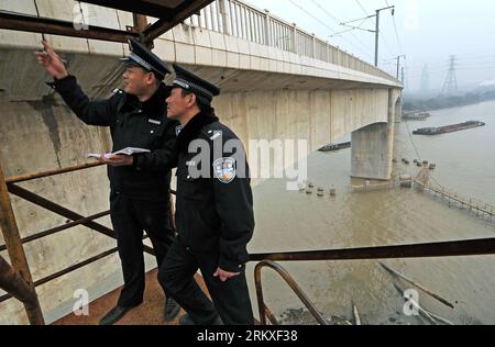 Bildnummer : 58954440 Datum : 25.12.2012 Copyright : imago/Xinhua (121228) -- DEQING, 25 décembre 2012 (Xinhua) -- l'officier de police local Wu Xuezhong (L) et LV Jianliang vérifient les installations de protection sur un grand pont traversant le Grand Canal Beijing-Hangzhou dans le comté de Deqing, province de Zhejiang, dans l'est de la Chine, 25 décembre 2012. Les policiers du poste de police ferroviaire de Deqing inspectent tous les jours la situation en matière de sécurité depuis octobre 2010, dans les zones situées le long de la section de 54,6 kilomètres de la ligne ferroviaire à grande vitesse de 250 kilomètres reliant Nanjing et Hangzhou. Le chemin de fer devrait commencer à fonctionner en janvier Banque D'Images