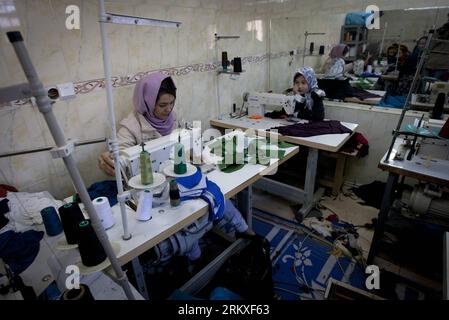 Bildnummer : 58955052 Datum : 28.12.2012 Copyright : imago/Xinhua un réfugié afghan coud des vêtements dans un petit atelier dans un village près de Téhéran, capitale de l'Iran, le 28 décembre 2012. Les statistiques du Haut Commissariat des Nations Unies pour les réfugiés (HCR) montrent que quelque 2,7 millions de réfugiés afghans vivent encore en dehors de leur patrie en raison de plus de trois décennies de conflits et d'insurrection continue en Afghanistan, dont environ 1,7 millions au Pakistan et plus d'un million en Iran, attendre un environnement favorable pour rentrer chez eux et réintégrer leurs communautés. (Xinhua/Ahmad Halabisaz) Banque D'Images