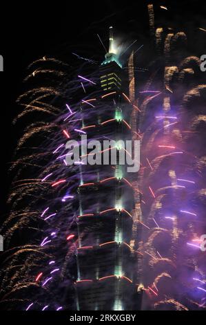 Bildnummer : 58958601 Datum : 01.01.2013 Copyright : imago/Xinhua (130101) -- TAIPEI, 1 janvier 2013 (Xinhua) -- des feux d'artifice explosent depuis le gratte-ciel emblématique Taipei 101 (Taipei World Financial Center) pour célébrer le nouvel an à Taipei, dans le sud-est de la Chine Taiwan, le 1 janvier 2013. (Xinhua/Wu Ching-teng) (lfj) CHINA-TAIPEI-TAIPEI 101-NEW YEAR CELEBRATIONS (CN) PUBLICATIONxNOTxINxCHN Gesellschaft Silvester Neujahr 2012 2013 Jahreswechsel Feuerwerk xdp x0x 2013 hoch 58958601 Date 01 01 2013 Copyright Imago XINHUA Taipei Jan 1 2013 XINHUA Fireworks explose from the Landmark Skyscraper Taipei 101 Banque D'Images