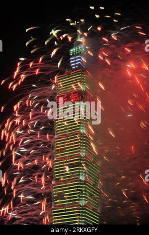 Bildnummer : 58958571 Datum : 01.01.2013 Copyright : imago/Xinhua (130101) -- TAIPEI, 1 janvier 2013 (Xinhua) -- des feux d'artifice explosent depuis le gratte-ciel emblématique Taipei 101 (Taipei World Financial Center) pour célébrer le nouvel an à Taipei, dans le sud-est de la Chine Taiwan, le 1 janvier 2013. (Xinhua/Wu Ching-teng) (lfj) CHINA-TAIPEI-TAIPEI 101-NEW YEAR CELEBRATIONS (CN) PUBLICATIONxNOTxINxCHN Gesellschaft Silvester Neujahr 2012 2013 Jahreswechsel Feuerwerk xdp x0x 2013 hoch premiumd 58958571 Date 01 01 2013 Copyright Imago XINHUA Taipei Jan 1 2013 XINHUA Fireworks explose from the Landmark Skyscraper Ta Banque D'Images
