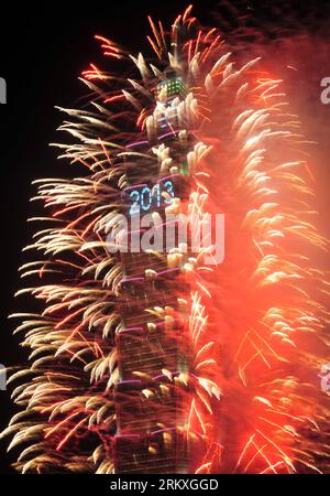 Bildnummer : 58958572 Datum : 01.01.2013 Copyright : imago/Xinhua (130101) -- TAIPEI, 1 janvier 2013 (Xinhua) -- des feux d'artifice explosent depuis le gratte-ciel emblématique Taipei 101 (Taipei World Financial Center) pour célébrer le nouvel an à Taipei, dans le sud-est de la Chine Taiwan, le 1 janvier 2013. (Xinhua/Wu Ching-teng) (lfj) CHINA-TAIPEI-TAIPEI 101-NEW YEAR CELEBRATIONS (CN) PUBLICATIONxNOTxINxCHN Gesellschaft Silvester Neujahr 2012 2013 Jahreswechsel Feuerwerk xdp x0x 2013 hoch premiumd 58958572 Date 01 01 2013 Copyright Imago XINHUA Taipei Jan 1 2013 XINHUA Fireworks explose from the Landmark Skyscraper Ta Banque D'Images
