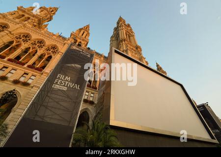 Vienne, Autriche, Europe - 26 mai 2023. Festival du film de Vienne au Rathaus, l'hôtel de ville de la place Rauthausplatz avec un grand écran de cinéma en plein air. Banque D'Images