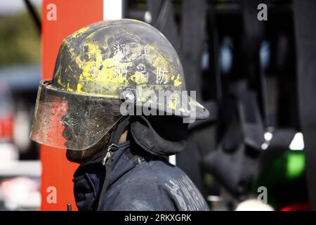 Bildnummer : 58958971 Datum : 01.01.2013 Copyright : imago/Xinhua (130101) -- HANGZHOU, 1 janvier 2013 (Xinhua) -- Un pompier est vu sur le site de l'accident dans le canton de Guali du district de Xiaoshan à Hangzhou, capitale de la province du Zhejiang de l'est de la Chine, le 1 janvier 2013. Un incendie a éclaté dans la Hangzhou Yusei Machinery Co.Ltd au parc industriel de Lingang dans le canton de Guali tôt mardi matin. Trois pompiers ont été tués en éteignant le feu. À l'heure actuelle, les pompiers essaient toujours d'éteindre l'incendie. (Xinhua/Cui Xinyu) (zz) CHINA-HANGZHOU-XIAOSHAN-FIRE ACCIDENT (CN) PUBLICATIONxNOTxINxCHN GE Banque D'Images