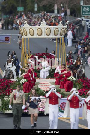 Bildnummer : 58959976 Datum : 01.01.2013 Copyright : imago/Xinhua (130101) -- LOS ANGELES, 1 janvier 2013 (Xinhua) -- Vanessa Natalie Manjarrez (C) règne en tant que Reine des roses lors de la 124e Rose Parade annuelle à Pasadena, Californie, États-Unis, le 1 janvier 2013. La plus grande célébration du nouvel an dans l'Ouest américain a eu lieu ici mardi matin avec environ un million de spectateurs regardant la célèbre Rose Parade le long de la route de 5,5 miles et environ 39 millions de téléspectateurs à la télévision. (Xinhua/Yang Lei) US-PASADENA-124E ROSE PARADE PUBLICATIONxNOTxINxCHN Gesellschaft Neujahr Parade Neujahrsparad Banque D'Images