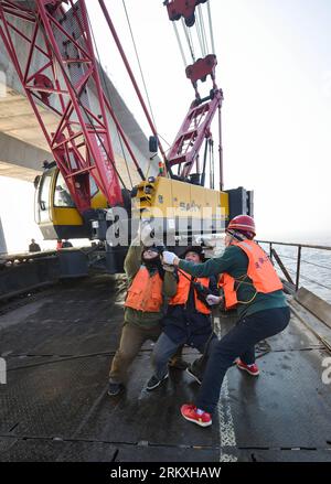 Bildnummer : 58960209 Datum : 02.01.2013 Copyright : imago/Xinhua (130102) -- HAINING, 2 janvier 2013 (Xinhua) -- les travailleurs continuent de travailler sur le chantier de construction du pont maritime Jiaxing-Shaoxing malgré le froid à Haining, dans la province de Zhejiang de l'est de la Chine, le 2 janvier 2013. Le pont maritime Jiaxing-Shaoxing, qui sera le deuxième pont maritime de la province du Zhejiang, devrait réduire de moitié le temps de conduite de Shaoxing à Shanghai dans l'est de la Chine après sa mise en service en juin 2013. (Xinhua/Xu Yu) (lfj) CHINE-ZHEJIANG-JIAXING-SHAOXING CONSTRUCTION DE PONTS MARITIMES (CN) Banque D'Images