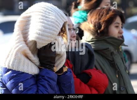 Bildnummer : 58962051 Datum : 03.01.2013 Copyright : imago/Xinhua (130103) -- SÉOUL, 3 janvier 2013 (Xinhua) -- dans des vêtements épais sont vus dans une rue de Séoul, Corée du Sud, 3 janvier 2013. La capitale sud-coréenne Séoul a enregistré une température de moins 16,5 degrés centigrades le matin. (Xinhua/Park Jin hee) (rh) CORÉE DU SUD-SÉOUL-COLD WEATHER PUBLICATIONxNOTxINxCHN Gesellschaft Winter Jahreszeit kalt Kälte Südkorea x0x xmb 2013 quer 58962051 Date 03 01 2013 Copyright Imago XINHUA Séoul Jan 3 2013 XINHUA en vêtements épais sont des lacs DANS une rue de Séoul Corée du Sud Jan 3 2013 The South K Banque D'Images