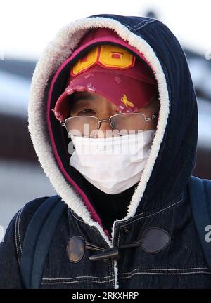 Bildnummer : 58962053 Datum : 03.01.2013 Copyright : imago/Xinhua (130103) -- SÉOUL, 3 janvier 2013 (Xinhua) -- Un homme en vêtements épais est vu dans une rue de Séoul, Corée du Sud, 3 janvier 2013. La capitale sud-coréenne Séoul a enregistré une température de moins 16,5 degrés centigrades le matin. (Xinhua/Park Jin hee) (rh) CORÉE DU SUD-SÉOUL-COLD WEATHER PUBLICATIONxNOTxINxCHN Gesellschaft Winter Jahreszeit kalt Kälte Südkorea x0x xmb 2013 hoch 58962053 Date 03 01 2013 Copyright Imago XINHUA Séoul Jan 3 2013 XINHUA un homme en vêtements épais EST Lacs dans une rue de Séoul Corée du Sud Jan 3 2013 T Banque D'Images