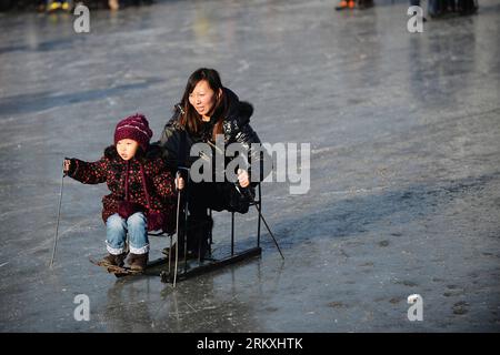 Bildnummer : 58962045 Datum : 03.01.2013 Copyright : imago/XINHUA (130103) -- XINING, 3 janvier 2013 (XINHUA) -- Un parent emmène une fille jouer sur la glace à la patinoire Nanchuanhe à Xining, capitale de la province du Qinghai du nord-ouest de la Chine, 3 janvier 2013. Beaucoup de citoyens sont sortis pour des exercices en plein air le dernier jour des vacances du nouvel an. (Xinhua/Wu Gang) (mp) CHINA-QINGHAI-XINING-NEW YEAR HOLIDAY (CN) PUBLICATIONxNOTxINxCHN Gesellschaft Winter Jahreszeit Freizeit x0x xmb 2013 quer 58962045 Date 03 01 2013 Copyright Imago XINHUA Xining Jan 3 2013 XINHUA un parent prend une fille pour jouer SUR Th Banque D'Images