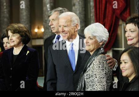 Bildnummer : 58962789 Datum : 03.01.2013 Copyright : imago/Xinhua (130103) -- WASHINGTON D.C., 3 janvier (Xinhua) -- le vice-président américain Joe Biden(C) pose avec le sénateur Dianne Feinstein(D-CA)(L) et les membres de la famille de Feinstein lors de la cérémonie d'assermentation du sénateur dans l'ancienne salle du Sénat sur Capitole le jeudi 3 janvier 2013. Le nouveau Congrès américain s'est réuni jeudi avec de nouveaux membres qui ont prêté serment. (Xinhua/Fang Zhe) US-WASHINGTON-CONGRESS-SENATOR JURE-IN PUBLICATIONxNOTxINxCHN People Politik USA Vereidigung xns x0x 2013 quer Aufmacher premiumd 58962789 Date 03 01 2013 Copyright Imago X Banque D'Images