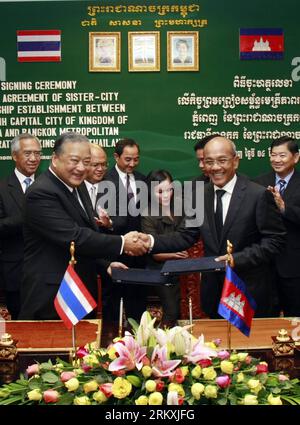 Bildnummer : 58963817 Datum : 04.01.2013 Copyright : imago/Xinhua (130104) -- PHNOM PENH, 4 janvier 2013 (Xinhua) -- le gouverneur de Phnom Penh, Kep Chuktema (R, Front) serre la main du gouverneur de Bangkok, Sukhumbhand Paribatra, à Phnom Penh, Cambodge, le 4 janvier 2013. Le Cambodge et la Thaïlande ont conclu vendredi un accord pour établir une relation entre les villes sœurs entre Phnom Penh et Bangkok dans le but de promouvoir des relations et une coopération plus larges. (Xinhua/Sovannara)(lyx) CAMBODGE-PHNOM PENH-THAÏLANDE-COOPÉRATION PUBLICATIONxNOTxINxCHN personnes Politik Städtepartnerschaft Partnerstädte premiumd x0x x Banque D'Images