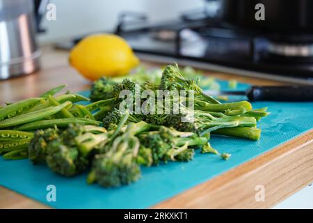 Légumes frais et sains, brocoli préparé pour un repas, concept de nourriture propre et de régime Banque D'Images