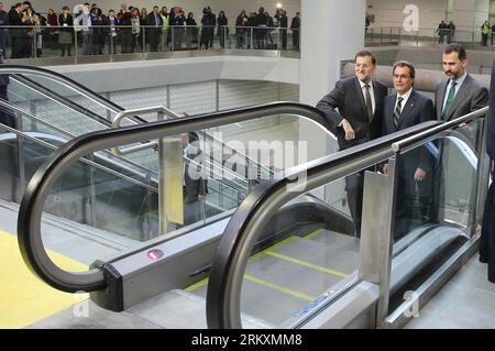 Bildnummer : 58996964 Datum : 08.01.2013 Copyright : imago/Xinhua (130109) -- GÉRONE, 8 janvier 2013 (Xinhua) -- le prince héritier espagnol Felipe (à droite), le Premier ministre espagnol Mariano Rajoy (à gauche) et le président du gouvernement régional de Catalogne Artur Mas arrivent à la gare de Gérone lors du voyage inaugural du tout nouveau service de train à grande vitesse AVE de Barcelone à Figueres près de la frontière française, le 8 janvier 2013. (Xinhua/AGENCIAPUNTOPRESS) (zf) ESPAGNE-TRANSPORT-TRAIN PUBLICATIONxNOTxINxCHN People Adel ESP Entertainment Zug Bahn Wirtschaft Verkehr Schnellzug Eröffnung premiumd x0x xmb 2013 quer 5899 Banque D'Images