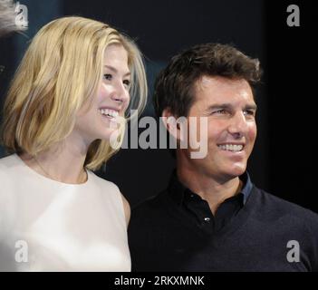 Bildnummer : 58996968 Datum : 09.01.2013 Copyright : imago/Xinhua (130109) -- TOKYO, 9 janvier 2013 (Xinhua) -- l'acteur américain Tom Cruise (R) et l'actrice britannique Rosamund Pike assistent à une conférence de presse pour leur dernier film Jack Reacher à Tokyo, Japon, le 9 janvier 2013. Le film sera projeté au Japon le 1 février. (Xinhua/Kenichiro Seki) JAPAN-TOKYO-TOM CRUISE-MOVIE JACK REACHER PUBLICATIONxNOTxINxCHN People Entertainment film Premiumd x0x xmb 2013 quadrat 58996968 Date 09 01 2013 Copyright Imago XINHUA Tokyo Jan 9 2013 XINHUA l'acteur américain Tom Cruise r et l'actrice britannique Rosamund Pike assistent à un pré Banque D'Images