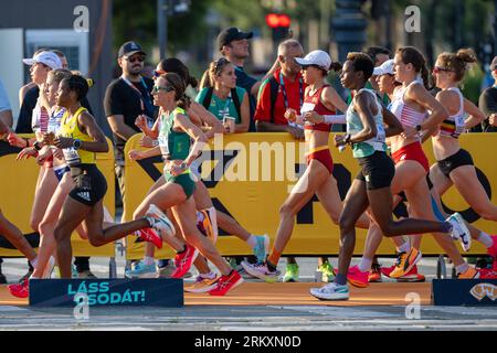 Budapest, Hongrie. 26 août 2023. Les coureurs participent au Marathon féminin des Championnats du monde d'athlétisme à Budapest, Hongrie, le 26 août 2023. Crédit : Meng Dingbo/Xinhua/Alamy Live News Banque D'Images