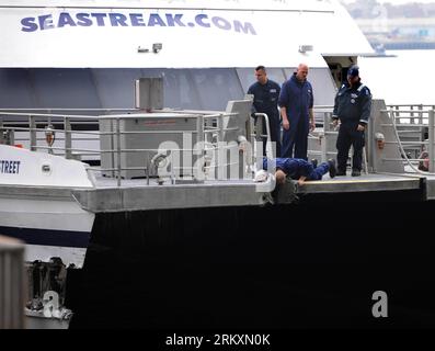 Bildnummer : 59003004 Datum : 09.01.2013 Copyright : imago/Xinhua (130109) -- NEW YORK, 9 janvier 2013 (Xinhua) -- des membres de la garde côtière américaine inspectent un ferry qui s'est écrasé sur le quai 11 dans le bas Manhattan, New York, États-Unis, le 9 janvier 2013. Un ferry à grande vitesse chargé de centaines de navetteurs du New Jersey s'est écrasé sur un quai près de Wall Street mercredi à l'heure de pointe du matin, blessant 57 personnes. (Xinhua/Shen Hong) US-NEW YORK-FERRY-PIER-HIT PUBLICATIONxNOTxINxCHN Gesellschaft USA Fähre Unglück Unfall Fährunglück Fährunfall Schiff xcb x0x 2013 quer premiumd Banque D'Images