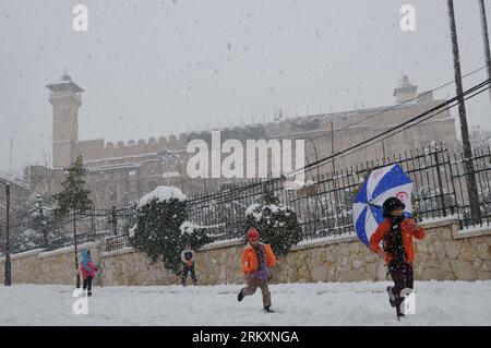 Bildnummer: 59017154  Datum: 10.01.2013  Copyright: imago/Xinhua (130110) -- HEBRON, Jan. 10, 2013 (Xinhua) -- Palestinian kids play in the snow at the West Bank city of Hebron on Jan. 10, 2013. Heavy rain and snow affected the Wset Bank recently, causing two dead and traffic chaos. (Xinhua/Mamoun Wazwaz) (gqd) MIDEAST-HEBRON-SNOW PUBLICATIONxNOTxINxCHN Gesellschaft Winter Schnee Wetter Jahreszeit x0x xac 2013 quer      59017154 Date 10 01 2013 Copyright Imago XINHUA  Hebron Jan 10 2013 XINHUA PALESTINIAN Kids Play in The Snow AT The WEST Bank City of Hebron ON Jan 10 2013 Heavy Rain and Snow Stock Photo