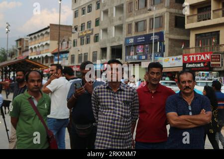 23 août 2023, Srinagar Cachemire, Inde : des touristes indiens regardent une émission télévisée en direct de l'atterrissage lunaire du vaisseau spatial Chandrayaan-3 sur le pôle sud de la Lune, à Srinagar. L'Inde est devenue la première nation à atterrir avec succès un engin sur le pôle sud de la Lune le 23 août, le dernier jalon d'une nouvelle poussée pour l'exploration lunaire qui a attiré à la fois les plus grandes puissances spatiales du monde et de nouveaux joueurs. Le 23,2023 août à Srinagar Cachemire, Inde. (Photo de Firdous Nazir/Eyepix Group/Sipa USA) Banque D'Images