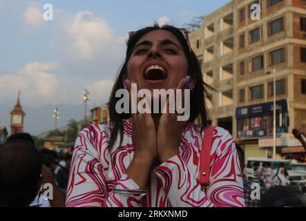 23 août 2023, Srinagar Cachemire, Inde : Une jeune fille applaudit alors qu'elle célèbre l'atterrissage lunaire réussi du vaisseau spatial Chandrayaan-3 sur le pôle sud de la Lune, à Srinagar. L'Inde est devenue la première nation à atterrir avec succès un engin sur le pôle sud de la Lune le 23 août, le dernier jalon d'une nouvelle poussée pour l'exploration lunaire qui a attiré à la fois les plus grandes puissances spatiales du monde et de nouveaux joueurs. Le 23,2023 août à Srinagar Cachemire, Inde. (Photo de Firdous Nazir/Eyepix Group/Sipa USA) Banque D'Images