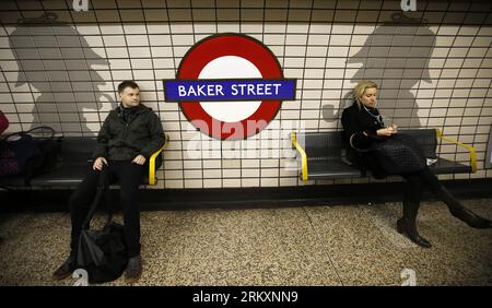 Bildnummer : 59024619 Datum : 11.01.2013 Copyright : imago/Xinhua (130111) -- LONDRES, 11 janvier 2013 (Xinhua) -- deux passagers attendent sur le quai de la station de métro Baker Street à Londres, Grande-Bretagne, 10 janvier 2013. Les sections les plus anciennes du métro londonien ont achevé jeudi 150 ans d'exploitation. Le métro de Londres, également connu sous le nom de tube qui est le plus ancien de son genre dans le monde, transporte environ 250 000 sur ses 249 miles (plus de 400 kilomètres) de pistes chaque jour. (Xinhua/Wang Lili) GRANDE-BRETAGNE-LONDRES MÉTRO-150E ANNIVERSAIRE PUBLICATIONxNOTxINxCHN Gesellschaft UBahn U Ba Banque D'Images