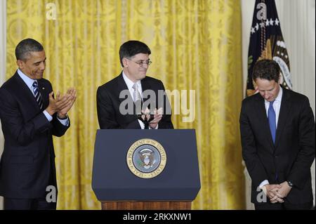 Bildnummer : 59024663 Datum : 10.01.2013 Copyright : imago/Xinhua (130110) - WASHINGTON D.C., 10 janvier 2013 (Xinhua) -- le président américain Barack Obama (à gauche) et le chef de cabinet de la Maison Blanche Jacob Lew (à droite) applaudissent le secrétaire sortant au Trésor Timothy Geithner lors d'une cérémonie de nomination dans la salle est de la Maison Blanche à Washington D.C., capitale des États-Unis, le 10 janvier 2013. Le président américain Barack Obama a choisi jeudi le chef de cabinet de la Maison Blanche Jacob Lew comme prochain secrétaire au Trésor succédant à Timothy Geithner, une grande étape dans la formation de son équipe économique. (Xinhua/Zhang Jun) US-WASHINGTO Banque D'Images