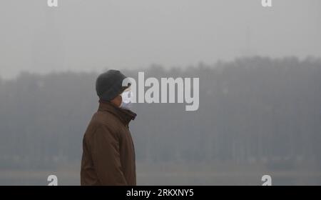 Bildnummer : 59024985 Datum : 11.01.2013 Copyright : imago/Xinhua (130111) -- WUHAN, 11 janvier 2013 (Xinhua) -- Un piéton portant un masque marche dans un brouillard dense à Wuhan, capitale de la province du Hubei en Chine centrale, le 11 janvier 2013. Un brouillard épais a enveloppé Wuhan à cause des polluants atmosphériques et la situation a continué pendant de nombreux jours. (Xinhua/Cheng min) (Ly) CHINA-HUBEI-WUHAN-FOG (CN) PUBLICATIONxNOTxINxCHN Gesellschaft Japan Mundschutz smog Luftverschmutzung x0x xdd 2013 quer 59024985 Date 11 01 2013 Copyright Imago XINHUA Wuhan Jan 11 2013 XINHUA un piéton portant un masque marche au milieu dense F Banque D'Images