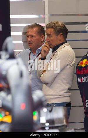 Zandvoort, pays-Bas. 25 août 2023. Zandvoort, pays-Bas, 25. Août 2023 ; essais libres du Grand Prix néerlandais de Formule 1 Jos Verstappen (l) et Raymond Vermeulen (Manager de Max Verstappen). - Photo et copyright de LEO VOGELZANG/ATP images (VOGELZANG LEO/ATP/SPP) crédit : SPP Sport Press photo. /Alamy Live News Banque D'Images