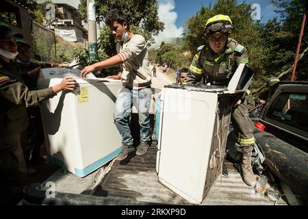 Bildnummer : 59040891 Datum : 11.01.2013 Copyright : imago/Xinhua les pompiers évacuent les habitants en raison d'un incendie de forêt à Cota, dans la banlieue de Bogota, Colombie, le 11 janvier 2013. Selon la presse locale, quatre acres ont été consumés par l'incendie, et environ 30 familles ont été évacuées. (Xinhua/Jhon Paz) (mp) (sp) BOGOTA-COTA-FIRE PUBLICATIONxNOTxINxCHN Gesellschaft Brand Feuer Waldbrand x0x xds 2013 quer 59040891 Date 11 01 2013 Copyright Imago XINHUA pompiers évacue les résidents à la suite d'un incendie de forêt à Cota DANS la banlieue de Bogota Colombie LE 11 2013 janvier selon la presse locale 4 A. Banque D'Images