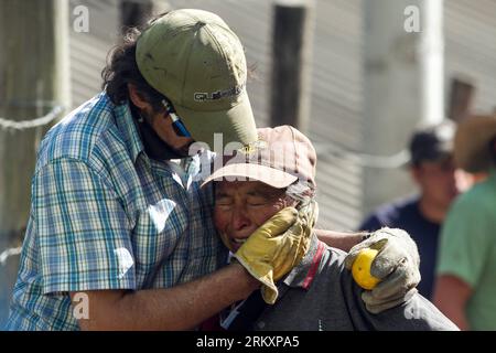 Bildnummer : 59040890 Datum : 11.01.2013 Copyright : imago/Xinhua Une femme réagit après avoir été évacuée à cause d'un incendie de forêt à Cota, dans la banlieue de Bogota, Colombie, le 11 janvier 2013. Selon la presse locale, quatre acres ont été consumés par l'incendie, et environ 30 familles ont été évacuées. (Xinhua/Jhon Paz) (mp) (sp) BOGOTA-COTA-FIRE PUBLICATIONxNOTxINxCHN Gesellschaft Brand Feuer Waldbrand x0x xds 2013 quer 59040890 Date 11 01 2013 Copyright Imago XINHUA une femme réagit après avoir été évacuée en raison d'un incendie de forêt à Cota DANS la banlieue de Bogota Colombie LE 11 2013 janvier selon Lo Banque D'Images