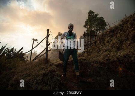 Bildnummer : 59040892 Datum : 11.01.2013 Copyright : imago/Xinhua Un jeune homme aide à éteindre un feu de forêt à Cota, dans la banlieue de Bogota, Colombie, le 11 janvier 2013. Selon la presse locale, quatre acres ont été consumés par l'incendie, et environ 30 familles ont été évacuées. (Xinhua/Jhon Paz) (mp) (sp) BOGOTA-COTA-FIRE PUBLICATIONxNOTxINxCHN Gesellschaft Brand Feuer Waldbrand x0x xds 2013 quer 59040892 Date 11 01 2013 Copyright Imago XINHUA un jeune homme aide à éteindre un feu de forêt à Cota DANS la banlieue de Bogota Colombie LE 11 2013 janvier selon la presse locale four Acres h Banque D'Images