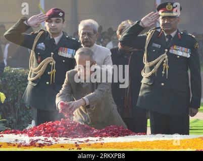 Bildnummer : 59038514 Datum : 11.01.2013 Copyright : imago/Xinhua le président indien Pranab Mukherjee (devant) rend hommage à la mémoire de l'ancien Premier ministre indien Lal Bahadur Shastri à l'occasion de son 47e anniversaire de mort à New Delhi, Inde, le 11 janvier 2013. (Xinhua/Partha Sarkar) INDE-NEW DELHI-ANCIEN PM-ANNIVERSAIRE PUBLICATIONxNOTxINxCHN Politik People Trauer Gedenken x2x xac 2013 quer o0 Tradition Gedenken 59038514 Date 11 01 2013 Copyright Imago XINHUA Président indien Pranab Mukherjee Front rend hommage AU Mémorial des anciens premiers ministres indiens Lal Bahadur SHASTRI ON Banque D'Images