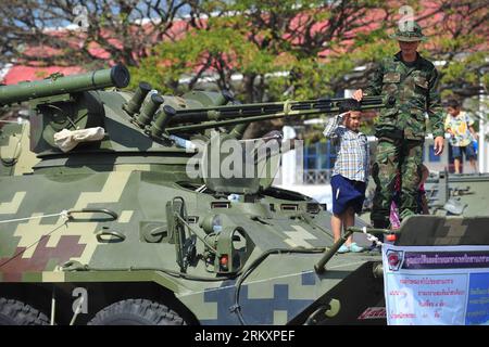 Bildnummer : 59046530 Datum : 12.01.2013 Copyright : imago/Xinhua (130112) -- BANGKOK, 12 janvier 2013 (Xinhua) -- Un soldat regarde un enfant saluer sur un véhicule militaire à l'Académie royale de la marine thaïlandaise dans le sud de Bangkok, Thaïlande, le 12 janvier 2013. La Journée nationale thaïlandaise des enfants est célébrée tous les deux samedis de janvier. (Xinhua/Rachen Sageamsak) THAILAND-BANGKOK-NATIONAL CHILDREN S DAY PUBLICATIONxNOTxINxCHN Militär Waffe Gesellschaft Kindertag Kindertag x0x xds 2013 quer 59046530 Date 12 01 2013 Copyright Imago XINHUA Bangkok Jan 12 2013 XINHUA un soldat montres comme un enfant salue SUR Banque D'Images