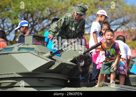 Bildnummer : 59046533 Datum : 12.01.2013 Copyright : imago/Xinhua (130112) -- BANGKOK, 12 janvier 2013 (Xinhua) -- des enfants et un soldat debout sur un véhicule militaire à l'Académie royale de la marine thaïlandaise dans le sud de Bangkok, Thaïlande, 12 janvier 2013. La Journée nationale thaïlandaise des enfants est célébrée tous les deux samedis de janvier. (Xinhua/Rachen Sageamsak) THAILAND-BANGKOK-NATIONAL CHILDREN S DAY PUBLICATIONxNOTxINxCHN Militär Waffe Gesellschaft Kindertag Kindertag Kindertag x0x xds 2013 quer premiumd 59046533 Date 12 01 2013 Copyright Imago XINHUA Bangkok Jan 12 2013 enfants XINHUA et un soldat debout SUR un Milit Banque D'Images