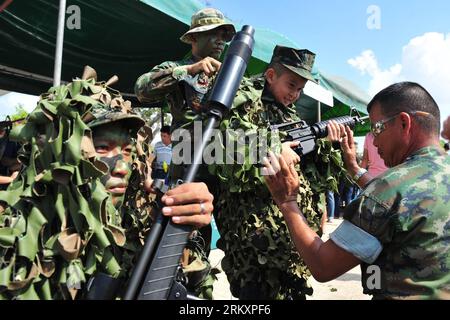 Bildnummer : 59046536 Datum : 12.01.2013 Copyright : imago/Xinhua (130112) -- BANGKOK, 12 janvier 2013 (Xinhua) -- Un enfant déguisé en tireur d'élite camouflé essaie une mitrailleuse à l'Académie royale de la marine thaïlandaise dans le sud de Bangkok, Thaïlande, 12 janvier 2013. La Journée nationale thaïlandaise des enfants est célébrée tous les deux samedis de janvier. (Xinhua/Rachen Sageamsak) THAILAND-BANGKOK-NATIONAL CHILDREN S DAY PUBLICATIONxNOTxINxCHN Militär Waffe Gesellschaft Kindertag Kindertag Kindertag x0x xds 2013 quer premiumd 59046536 Date 12 01 2013 Copyright Imago XINHUA Bangkok Jan 12 2013 XINHUA un enfant habillé en camouflage Banque D'Images