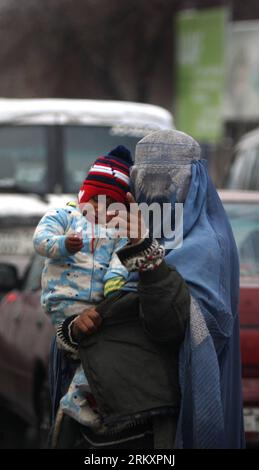 Bildnummer : 59055190 Datum : 12.01.2013 Copyright : imago/Xinhua (130112) -- KABOUL, 12 janvier 2013 (Xinhua) -- une femme afghane tient sa fille alors qu'elle attend l'aumône dans la rue à Kaboul, Afghanistan, le 12 janvier 2013. (Xinhua/Walid) AFGHANISTAN-KABUL-BEGGAR PUBLICATIONxNOTxINxCHN Gesellschaft Glaube religion Frau Kind Burka x0x xds 2013 hoch 59055190 Date 12 01 2013 Copyright Imago XINHUA Kaboul Jan 12 2013 XINHUA à une femme afghane tient sa fille alors qu'elle attend l'aumône dans la rue à Kaboul Afghanistan LE 12 2013 Jan XINHUA Walid Afghanistan Kabul Beggar PUBLICATIONxNOTxINxCHN Societ Banque D'Images