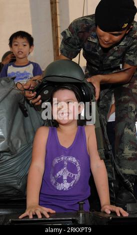 Bildnummer : 59055268 Datum : 12.01.2013 Copyright : imago/Xinhua (130112) -- BANGKOK, 12 janvier 2013 (Xinhua) -- Un soldat aide un enfant à mettre un casque au quartier général de l'armée thaïlandaise à Bangkok, Thaïlande, le 12 janvier 2013. La Journée nationale thaïlandaise des enfants est célébrée tous les deux samedis de janvier. (Xinhua/Gao Jianjun) (zjl) THAILAND-BANGKOK-NATIONAL CHILDREN S DAY PUBLICATIONxNOTxINxCHN Militär Waffe Gesellschaft Kindertag Kindertag x0x xds 2013 hoch premiumd 59055268 Date 12 01 2013 Copyright Imago XINHUA Bangkok Jan 12 2013 XINHUA un soldat aide un enfant à mettre un casque À la Banque D'Images