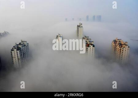 Bildnummer : 59075833 Datum : 14.01.2013 Copyright : imago/Xinhua (130114) -- SUZHOU, 14 janvier 2013 (Xinhua) -- des gratte-ciel sont en partie vus dans un épais brouillard à Suzhou, capitale de la province de Jiangsu de l'est de la Chine, le 14 janvier 2013. Des mesures d'intervention d'urgence ont été adoptées dans de nombreuses villes chinoises, où l'air a conservé des niveaux excessifs de polluants majeurs au cours des derniers jours en raison du brouillard et du smog prolongés. Un brouillard épais a causé des fermetures d'autoroutes et des retards de vols dans plusieurs provinces. Les personnes âgées, les enfants et les personnes souffrant de maladies respiratoires et cardiovasculaires sont invités à rester à l'intérieur pour réduire Banque D'Images