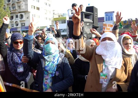 Bildnummer: 59083004  Datum: 15.01.2013  Copyright: imago/Xinhua (130115) -- ISLAMABAD, Jan. 15, 2013 (Xinhua) -- Supporters of Pakistani religious leader Dr Tahir-ul-Qadri shout slogans during a protest in Islamabad, capital of Pakistan, Jan. 15, 2013. A Pakistani religious leader, Dr Tahir-ul-Qadri, led thousands of his supporters to Islamabad late Monday, forcing the government to introduce electoral reforms to stop corrupt elements from taking part in elections, local media reported. (Xinhua/Ahmad Kamal)(rh) PAKISTAN-ISLAMABAD-MARCH-REFORM PUBLICATIONxNOTxINxCHN Politik Demo Protest premiu Stock Photo