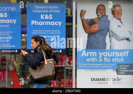 Bildnummer : 59085458 Datum : 15.01.2013 Copyright : imago/Xinhua (130115) -- NEW YORK, 15 janvier 2013 (Xinhua) -- Une femme passe devant une pharmacie CVS à New York, États-Unis, 15 janvier 2013. En date de dimanche, plus de 20 000 cas de grippe ont été signalés dans l'État de New York pour cette saison, bien plus que les 4 404 cas signalés au cours de la dernière saison. (Xinhua/Wang Lei) US-NEW YORK-FLU-OUTBREARK PUBLICATIONxNOTxINxCHN Gesellschaft Grippe Grippewelle Epidemie Gesundheit Apotheke Impfung Medikament xas x0x 2013 quer Aufmacher premiumd 59085458 Date 15 01 2013 Copyright IM Banque D'Images