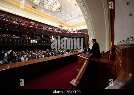 Bildnummer : 59085532 Datum : 15.01.2013 Copyright : imago/Xinhua (130116) -- CARACAS, 16 janvier 2013 (Xinhua) -- image fournie par la présidence vénézuélienne montre le vice-président Nicolas Maduro (R) prononçant le discours sur l'état de la nation à l'Assemblée nationale à Caracas, Venezuela, le 15 janvier 2013. Nicolas Maduro a soumis le rapport par écrit du président Hugo Chavez malade qui reçoit un traitement à Cuba. (Xinhua/Présidence du Venezuela) (py) VENEZUELA-CARACAS-POLITICS-REPORT PUBLICATIONxNOTxINxCHN Politik people xas x0x 2013 quer Aufmacher premiumd 59085532 Date 15 01 2013 Banque D'Images