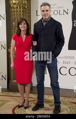 Bildnummer : 59094972 Datum : 16.01.2013 Copyright : imago/Xinhua (130116) -- MADRID, 16 janvier 2013 (Xinhua) -- l'acteur britannique Daniel Day-Lewis (R) et l'actrice américaine Sally Field posent lors d'un photocall avant la projection du film Lincoln du réalisateur américain Steven Spielberg à Madrid, capitale de l'Espagne, le 16 janvier 2013. (Xinhua/PUNTOPRESSAGENCY) ESPAGNE-MADRID-CINEMA-LINCOLN PUBLICATIONxNOTxINxCHN Entertainment film People photocall x0x xac 2013 hoch 59094972 Date 16 01 2013 Copyright Imago XINHUA Madrid Jan 16 2013 XINHUA l'acteur britannique Daniel Day Lewis r et l'actrice américaine Sally Field posent pendant un p Banque D'Images