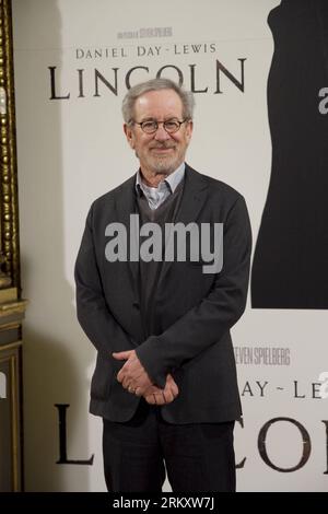 Bildnummer : 59094973 Datum : 16.01.2013 Copyright : imago/Xinhua (130116) -- MADRID, 16 janvier 2013 (Xinhua) -- le réalisateur américain Steven Spielberg pose lors d'un photocall avant la projection de son film Lincoln à Madrid, capitale de l'Espagne, le 16 janvier 2013. (Xinhua/PUNTOPRESSAGENCY) ESPAGNE-MADRID-CINEMA-LINCOLN PUBLICATIONxNOTxINxCHN Entertainment film People photocall x0x xac 2013 hoch 59094973 Date 16 01 2013 Copyright Imago XINHUA Madrid Jan 16 2013 le réalisateur américain DE XINHUA Steven Spielberg pose lors d'un appel photo avant la projection de son film Lincoln à Madrid capitale de l'Espagne Jan 16 2 Banque D'Images