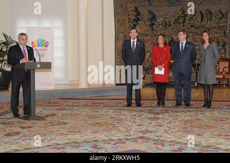 Bildnummer : 59095392 Datum : 16.01.2013 Copyright : imago/Xinhua MADRID, 16 janvier 2013 (Xinhua) -- le président du Comité Olympique Espagnol (COE) Alejandro Blanco (1e, L) et la mairesse de Madrid Ana Botella (3e, L) participent à une présentation du dossier sur la candidature de Madrid pour accueillir les Jeux olympiques et paralympiques d été de 2020 à Madrid, capitale de l Espagne, le 16 janvier 2013. Le Premier ministre espagnol Mariano Rajoy a reçu le dossier mercredi. (Xinhua/AGENCIAPUNTOPRESS) (rh) (sp) ESPAGNE-MADRID-OLYMPICS 2020 PUBLICATIONxNOTxINxCHN Politik People xas x0x 2013 quer premiumd 59095392 Date 16 01 2013 Banque D'Images