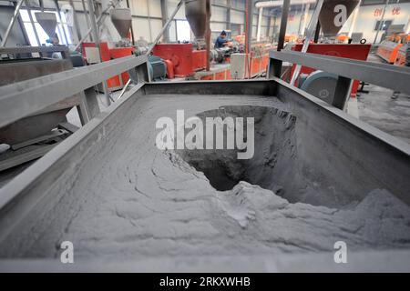Bildnummer: 59095382  Datum: 16.01.2013  Copyright: imago/Xinhua (130117) -- SHUOZHOU, Jan. 17, 2013 (Xinhua) -- Fly ash is seen in a production line of buiding materials in Shuozhou City, north China s Shanxi province, Jan. 16, 2013. Fly ash is the principal solid waste of thermal power which consists 80% of Shuozhou s economy. As a result, the amount of fly ash increases by three million tons per year. In order to solve this enviornmental issue, Shuozhou government invested 12 billion yuan (1.93 billion U.S. dollars) to transform the fly ash reservoir into a complex industrial park, which wi Stock Photo
