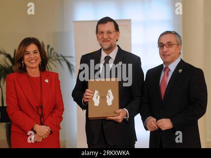 Bildnummer : 59095391 Datum : 16.01.2013 Copyright : imago/Xinhua MADRID, 16 janvier 2013 (Xinhua) -- le Premier ministre espagnol Mariano Rajoy (C) pose pour des photos avec le dossier de la candidature de Madrid pour accueillir les Jeux olympiques et paralympiques d'été de 2020 avec le maire de Madrid Ana Botella (à gauche) et le président du Comité olympique espagnol (COE) Alejandro Blanco à Madrid, capitale de l'Espagne, le 16 janvier 2013. (Xinhua/AGENCIAPUNTOPRESS) (rh) (sp) ESPAGNE-MADRID-OLYMPICS 2020 PUBLICATIONxNOTxINxCHN Politik People xas x0x 2013 quer premiumd 59095391 Date 16 01 2013 Copyright Imago XINHUA Madrid Jan 16 2013 XINHU Banque D'Images