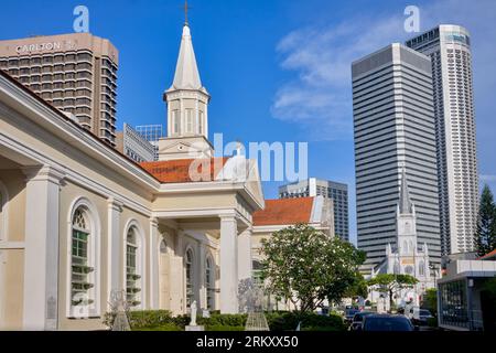 La cathédrale du bon Pasteur (l) dans le quartier civique de Singapour, l'ancien couvent du Saint-enfant Jésus vu à l'extrême droite en bas Banque D'Images