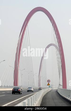 Bildnummer : 59103170 Datum : 18.01.2013 Copyright : imago/Xinhua voitures courent sur le pont Zhijiang nouvellement ouvert à Hangzhou, capitale de la province du Zhejiang de l'est de la Chine, 18 janvier 2013. Le pont de Zhijiang, long de 4,7 kilomètres, qui relie le district de Binjiang et le district de Zhijiang à Hangzhou, a ouvert ses portes vendredi. Le pont de Zhijiang a la plus grande travée, la hauteur de pylône la plus élevée et la route la plus large parmi tous les ponts actuels à pylône en acier arqué à double câble en Chine. (Xinhua/Ju Huanzong) (wjq) CHINA-ZHEJIANG-HANGZHOU-ZHIJIANG BRIDGE-OPENING (CN) PUBLICATIONxNOTxINxCHN Gese Banque D'Images